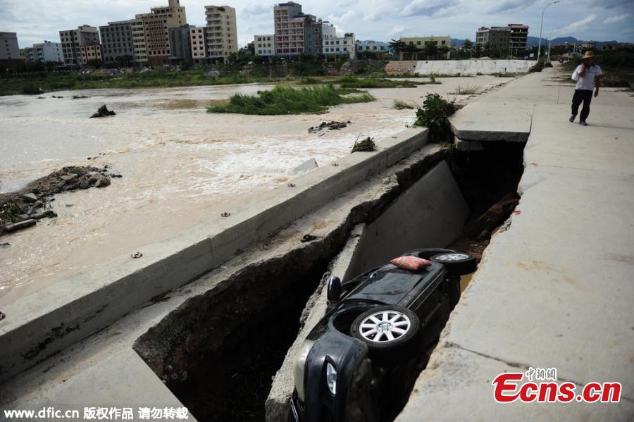 Car falls into cave-in after rainfall in Hainan (1/3)