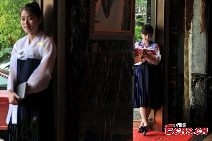 DPRK waitresses work in SW China city(1/10)
