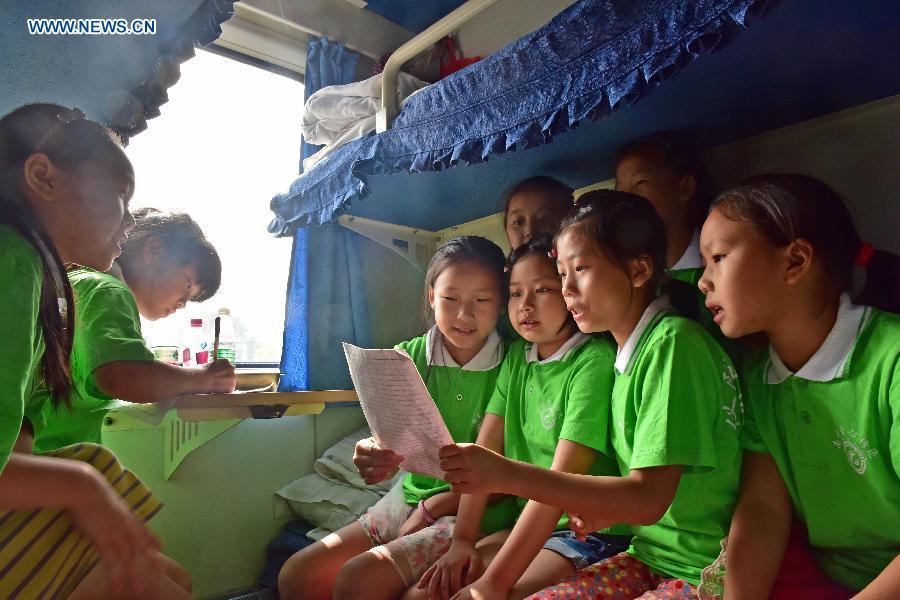 Left-behind children from SW China take train to reunite with parents(1/3)