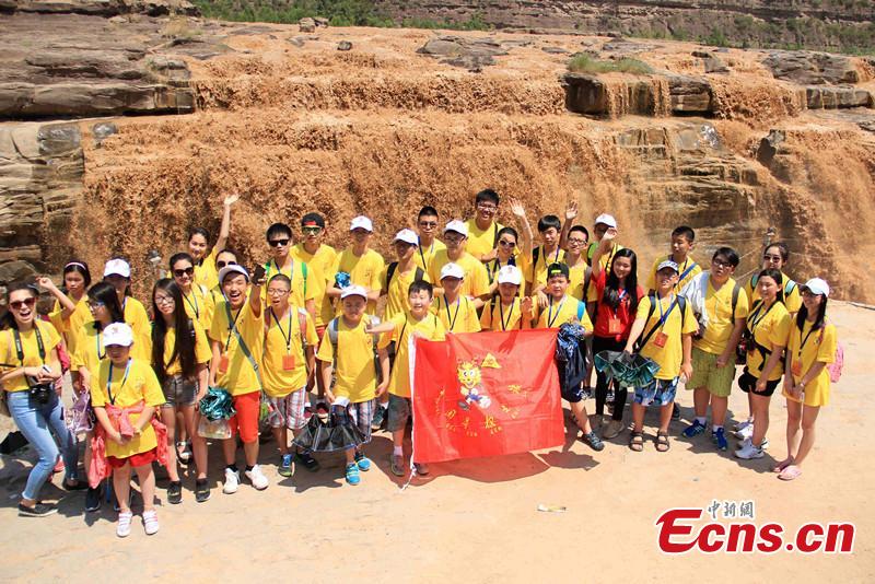 Overseas youth of Chinese ancestry inspirited by Hukou waterfall(1/1)