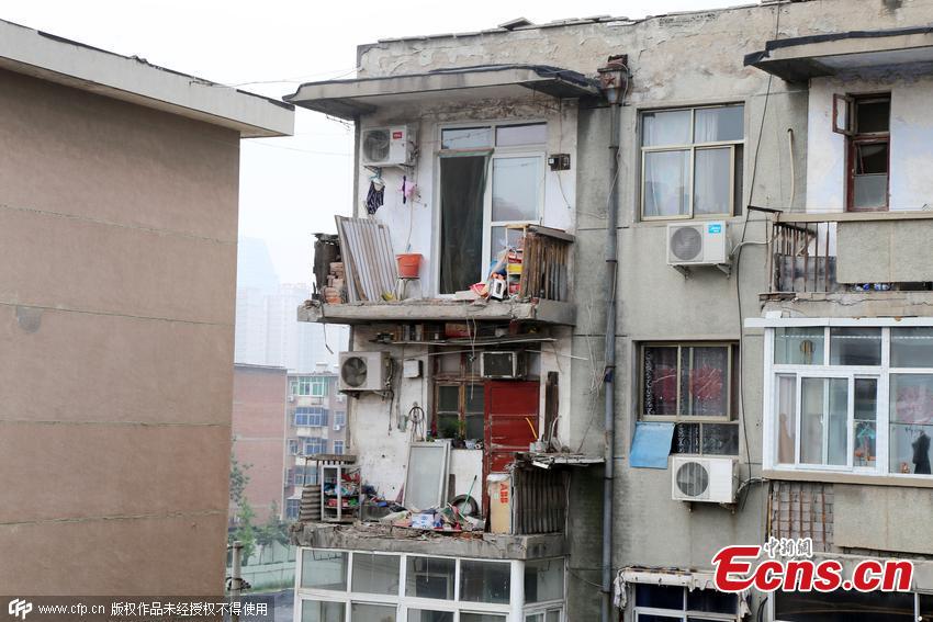 Building balconies collapse in Zhengzhou(1/4)