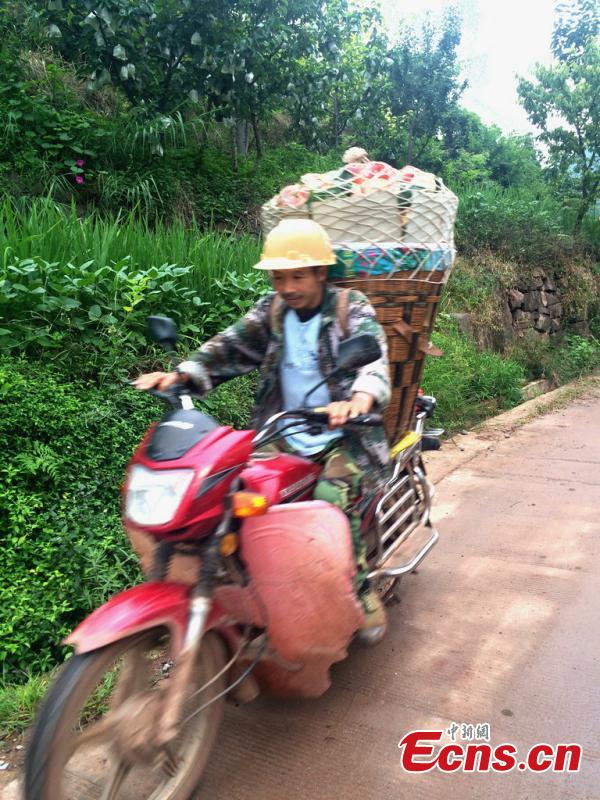 Fruit growing helps farmers beat poverty in SW China(1/2)
