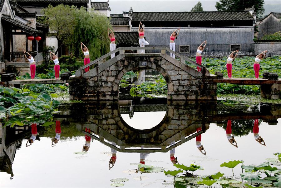 Setting the stage for yoga in scenic Huangshan(1/8)