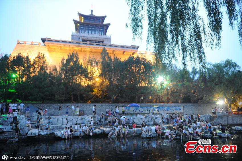 Tourists take footbath in famous spring(1/3)