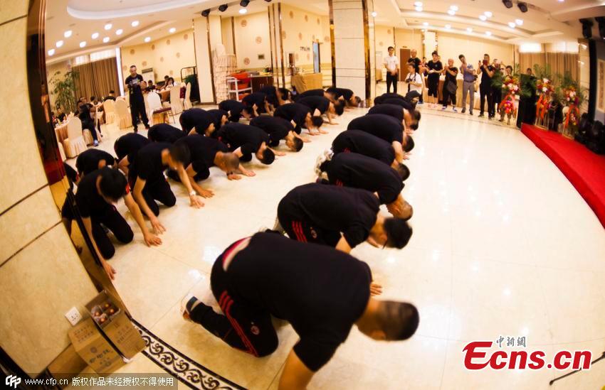 Martial art master admits new apprentices(1/3)