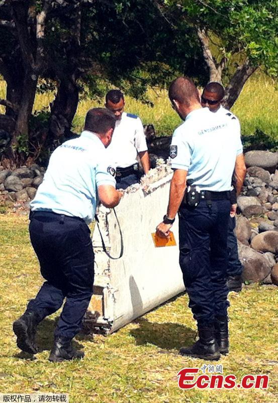 Debris consistent with a Boeing 777 like MH370(1/4)