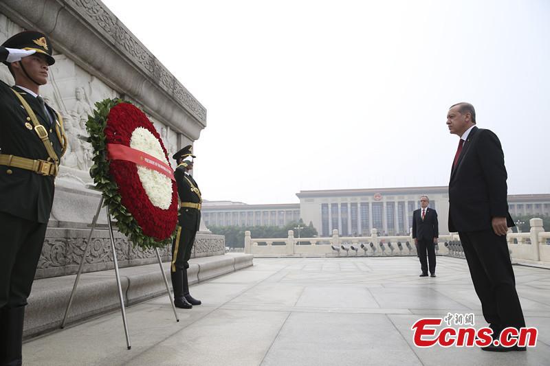 Turkish president offers wreath to Monument to People's Heroes(1/2)