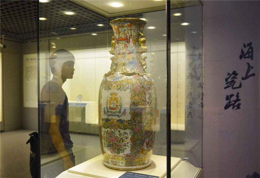 Ancient exported porcelain shines in Zhejiang museum(1/7)