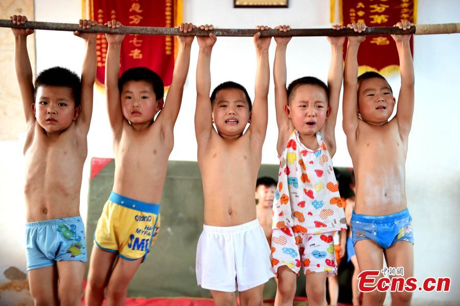 Children undertake tough gymnastics training in Anhui (1/4)