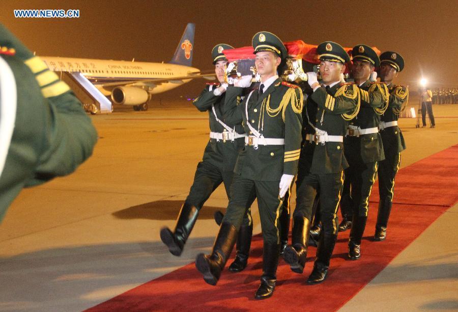 Remains of Chinese guard killed in Somalia attack returns home(1/4)