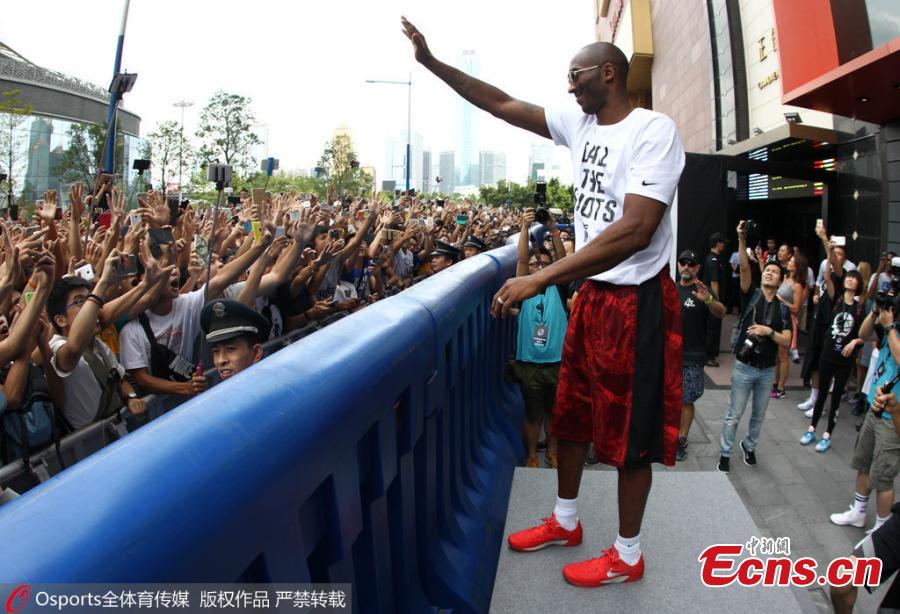 Kobe Bryant receives warm welcome in Guangzhou(1/6)
