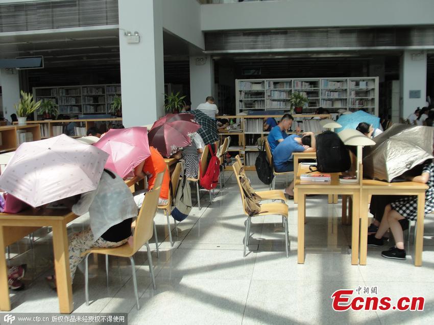 Readers need umbrellas to read in library (1/3)