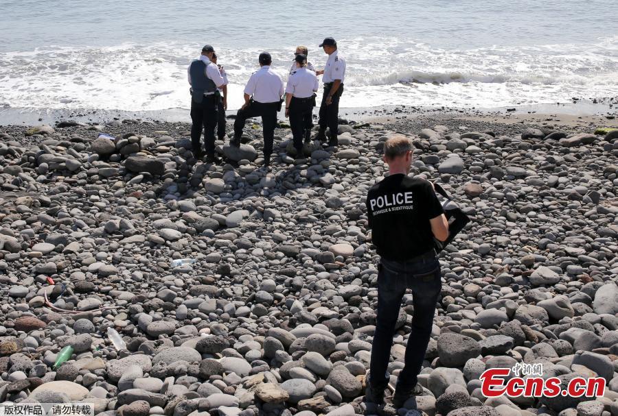 New debris found on French Reunion Island in hunt for MH370(1/7)
