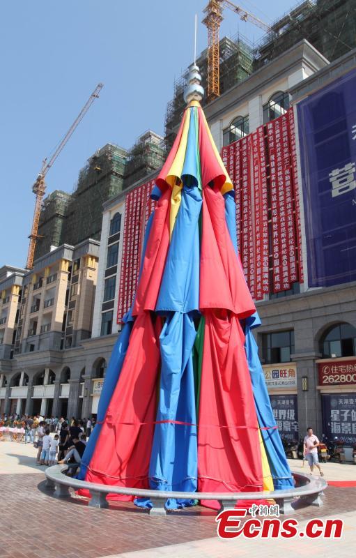 China sets Guinness record for largest umbrella(1/5)