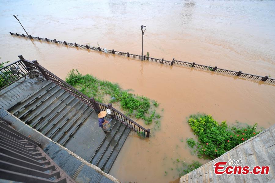River floods landscape roads in SW China city(1/4)