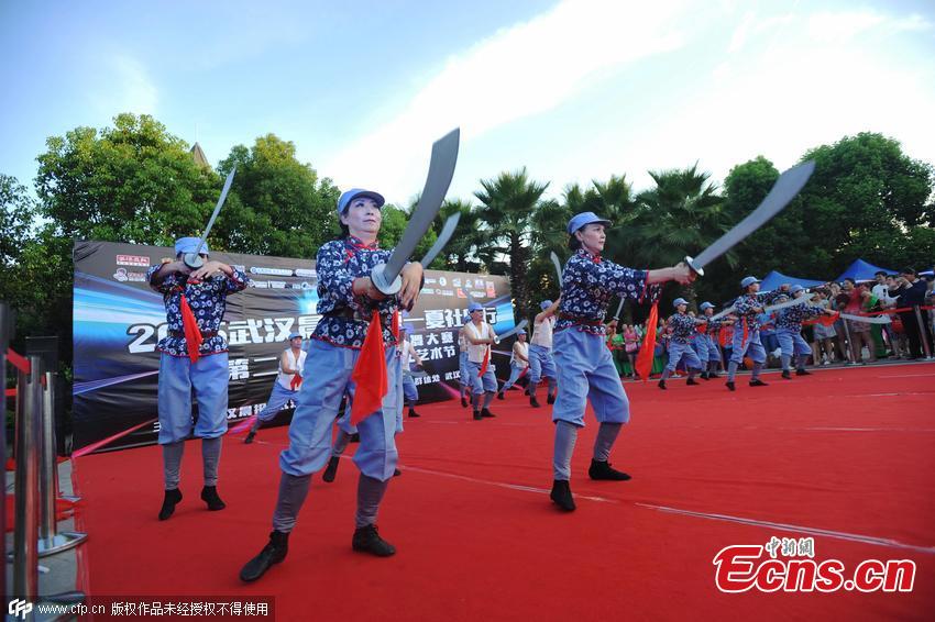 Square dancing turns to 'updated' ways(1/3)