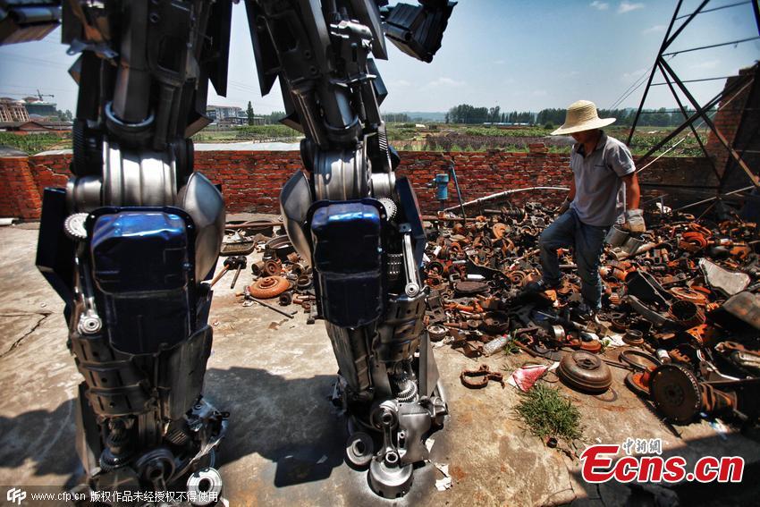 Fan creates Transformers sculptures in pigsty(1/3)