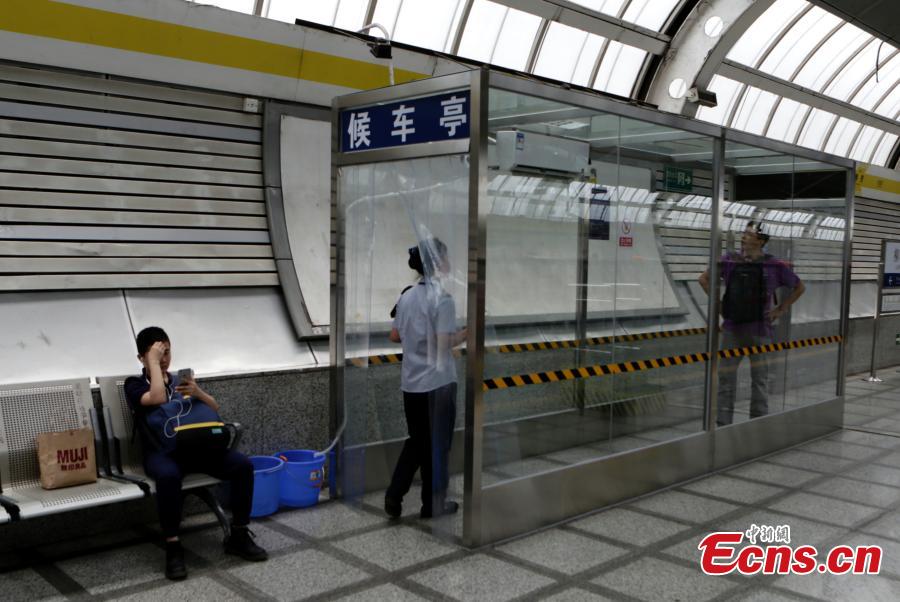 Beijing's City Rail Line builds air-conditioned area for passengers(1/2)