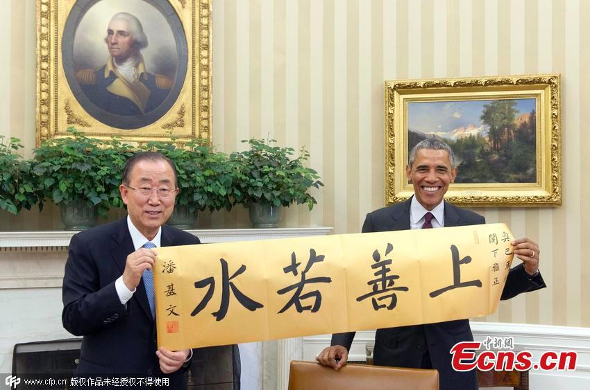 Obama gets calligraphy work and stuffed bear on birthday (1/5)