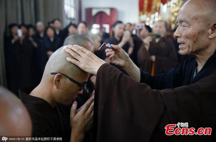 Millionaire who gives up fortune becomes a monk (1/4)
