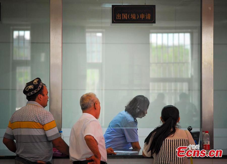 Xinjiang makes passport application easier (1/6)