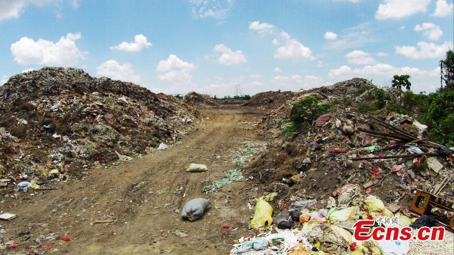 Mountains of garbage stink out South China town (1/8)