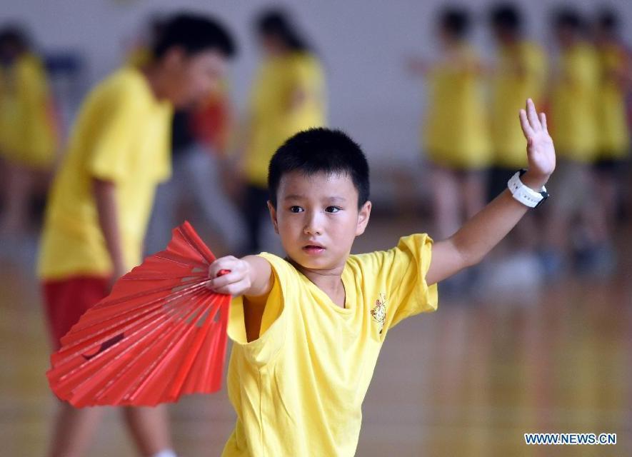 Youth learn Tai Chi, Kung Fu Fan during summer camp(1/4)