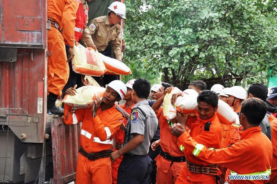 China's Yunnan province offers relief aid to Myanmar flood victims(1/4)