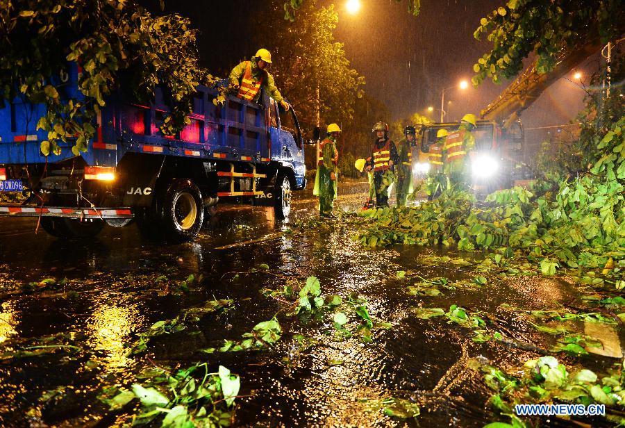 Super typhoon Soudelor lands on SE China's Fujian(1/8)