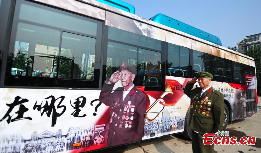 89-year-old veteran looks for comrades using bus ads(1/4)