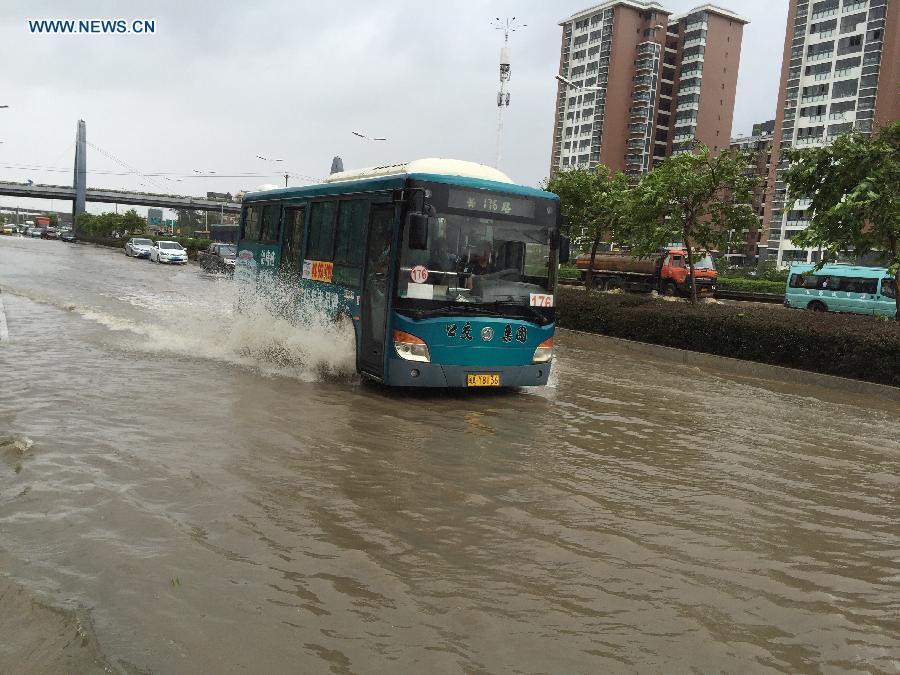 Typhoon Soudelor lands on SE China's coastal province(1/7)