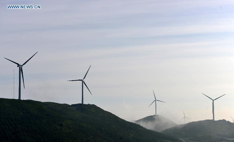 Photo taken on Agu. 9, 2015 shows the wind power generator group at Yueshan mountain of Lichuan City in Enshi Tujia Autonomous Prefecture, central China\'s Hubei Province. 203 wind power generators were built at the top of Yueshan mountain where the altitude is nearly 1,600 meters. (Photo: Xinhua/Yang Shunpi)