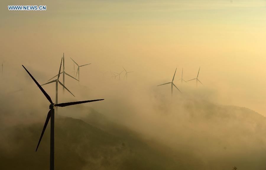 Photo taken on Agu. 9, 2015 shows the wind power generator group at Yueshan mountain of Lichuan City in Enshi Tujia Autonomous Prefecture, central China\'s Hubei Province. 203 wind power generators were built at the top of Yueshan mountain where the altitude is nearly 1,600 meters. (Photo: Xinhua/Yang Shunpi)