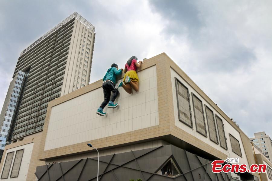 Giant building sculptures become a sensation in E China city(1/4)