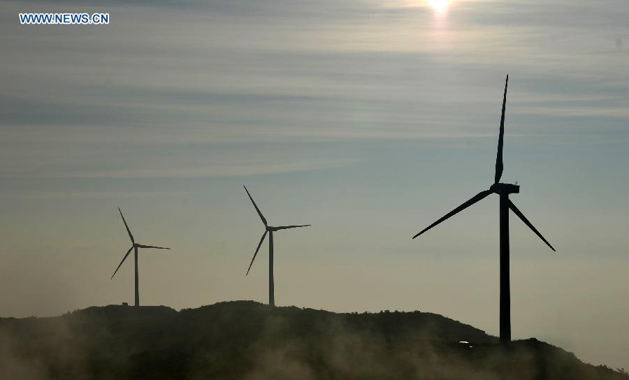 Photo taken on Agu. 9, 2015 shows the wind power generator group at Yueshan mountain of Lichuan City in Enshi Tujia Autonomous Prefecture, central China\'s Hubei Province. 203 wind power generators were built at the top of Yueshan mountain where the altitude is nearly 1,600 meters. (Photo: Xinhua/Yang Shunpi)
