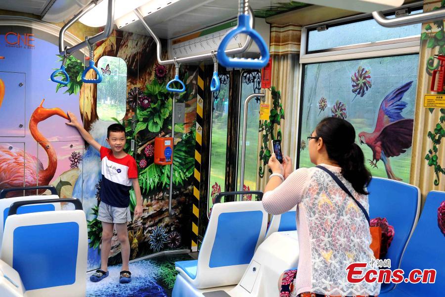 Guangzhou runs 3D-themed tram (1/2)