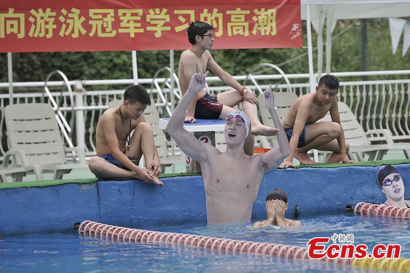 Swimming pool places famous athletes' photos to encourage swimmers in Chongqing(1/1)