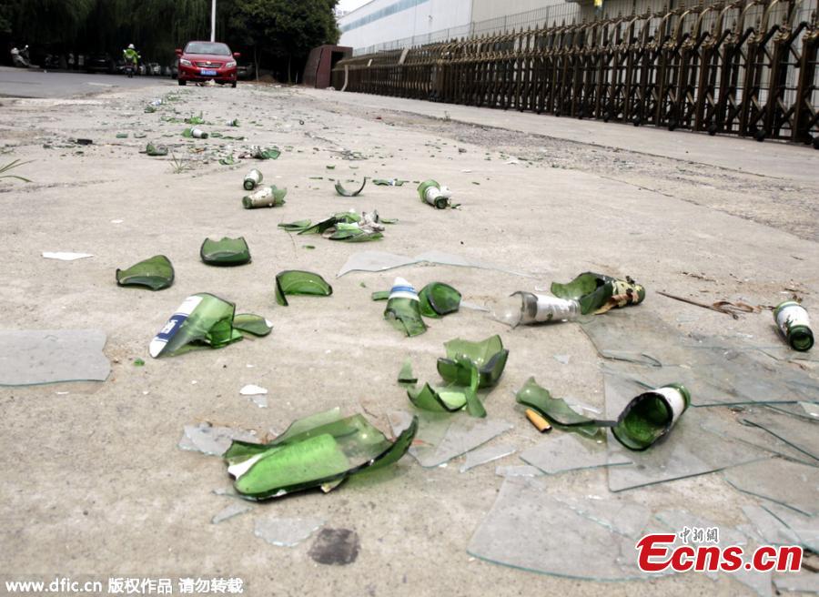 Broken glass stops car parking (1/3)