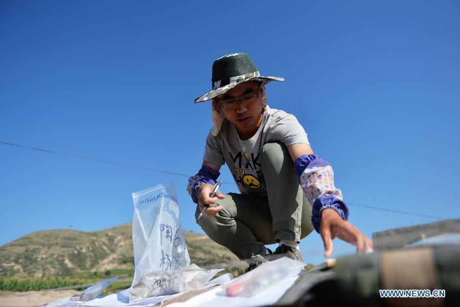 Archaeologists work at Majiayao site in Gansu(1/4)