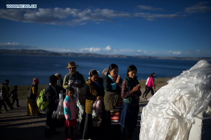 Pilgrims gather at Namtso lake in Tibet(1/8)