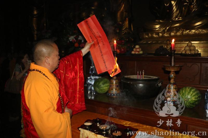 Shaolin Temple abbot prays for Tianjin blast victims(1/6)