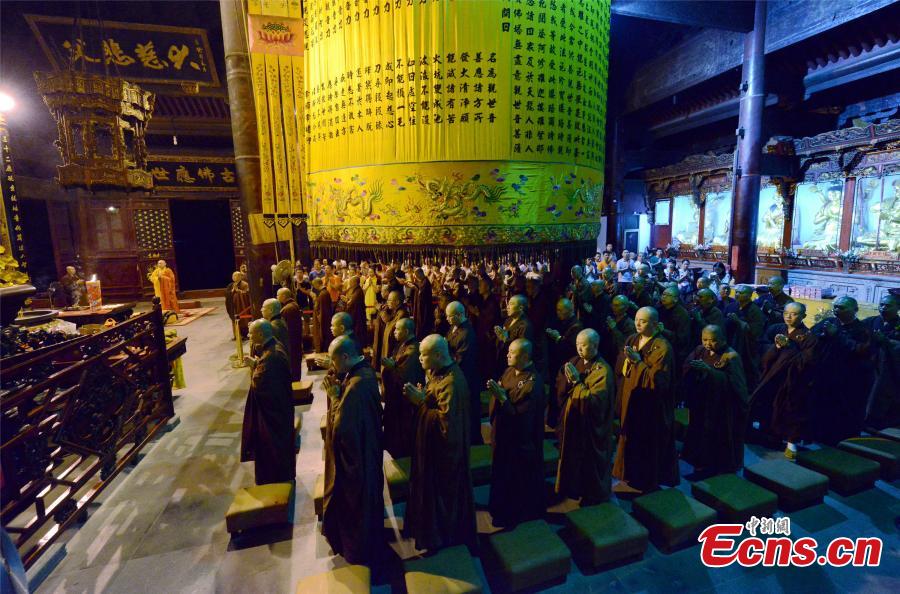 Monks pray for Tianjin blasts victims(1/4)