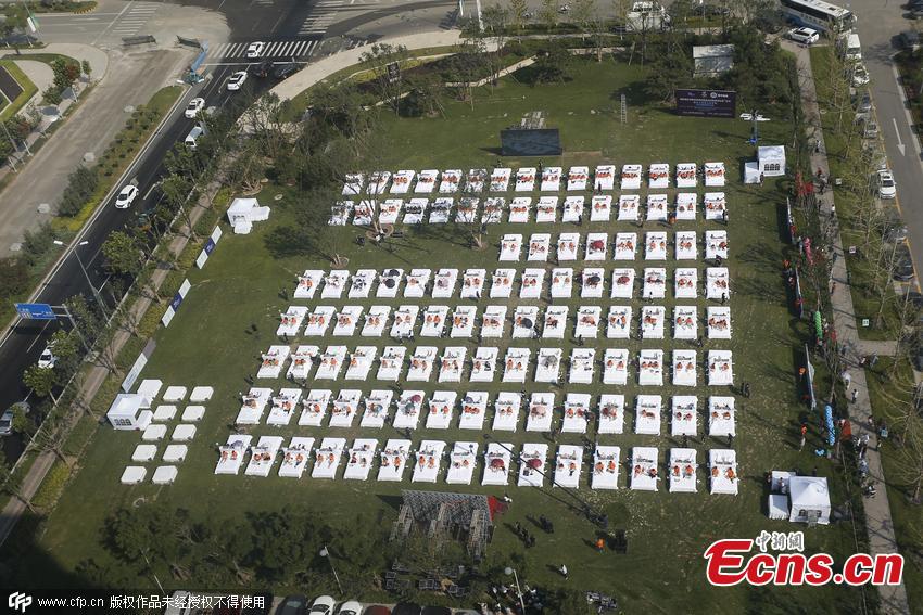 Hundreds set world record for largest breakfast in bed (1/4)