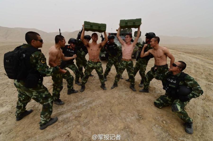Soldiers of Xinjiang Armed Police Corps conduct training on sandy days(1/6)
