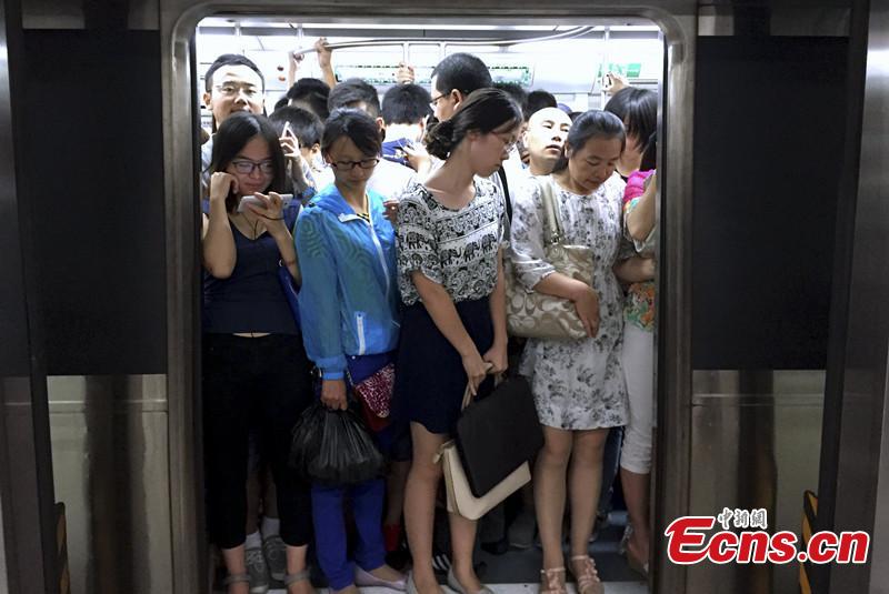 Beijing starts temporary odd-even vehicle ban(1/1)