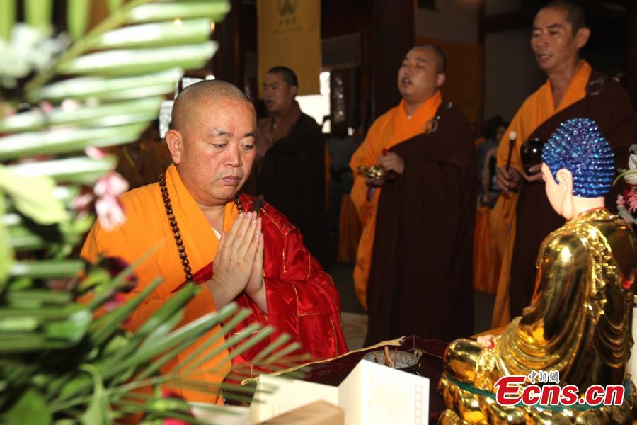 Scandal-embroiled abbot hosts Buddhist debate(1/5)