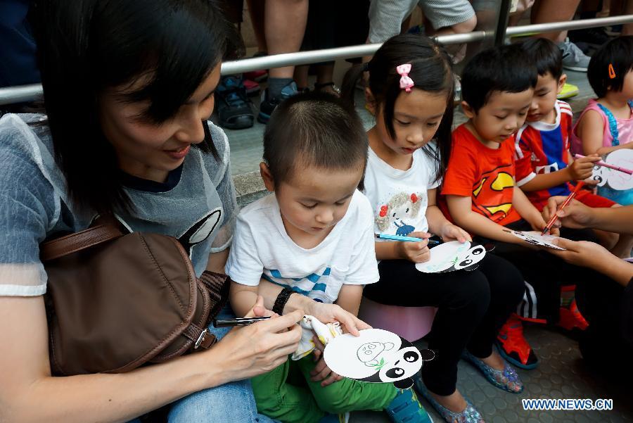 Children celebrate birthday of panda 'Kaikai' in Macao(1/4)