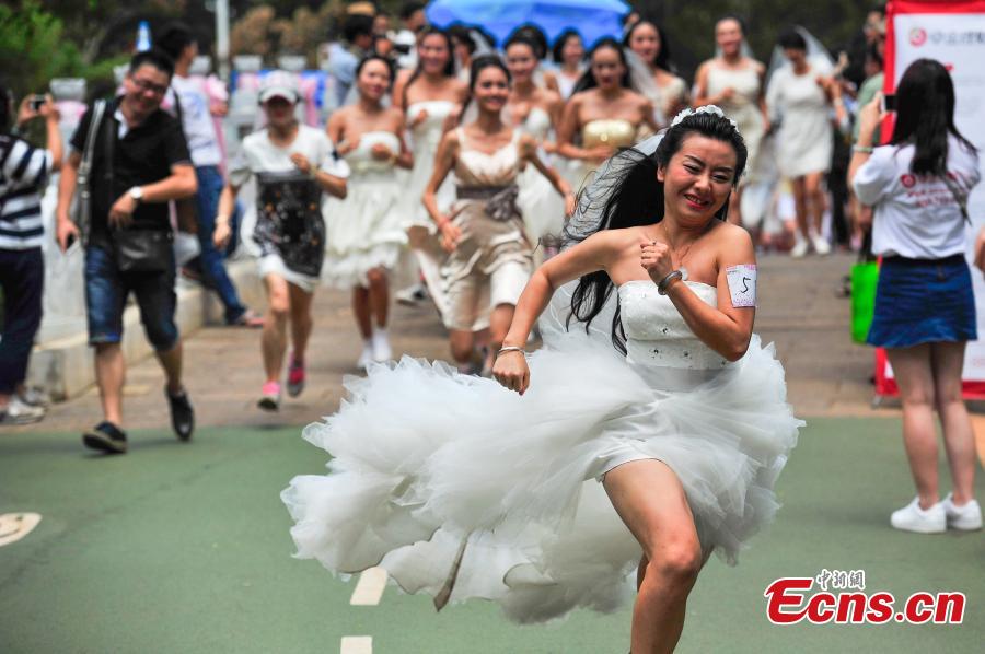 ‘Wedding dress run’ promotes healthy life in Yunnan(1/2)