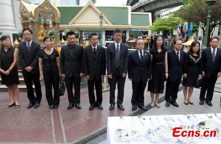 Chinese diplomat mourns Bangkok blast victims (1/2)