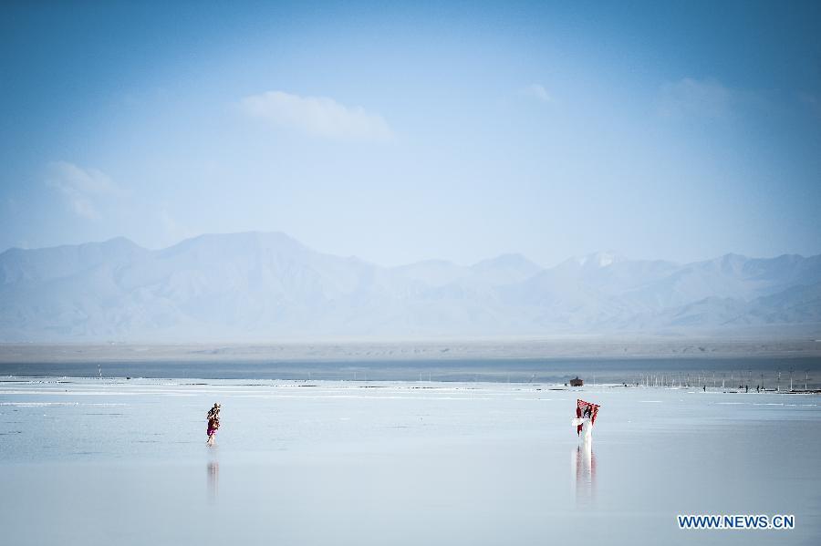 Breathtaking scenery of Chaka salt lake(1/11)